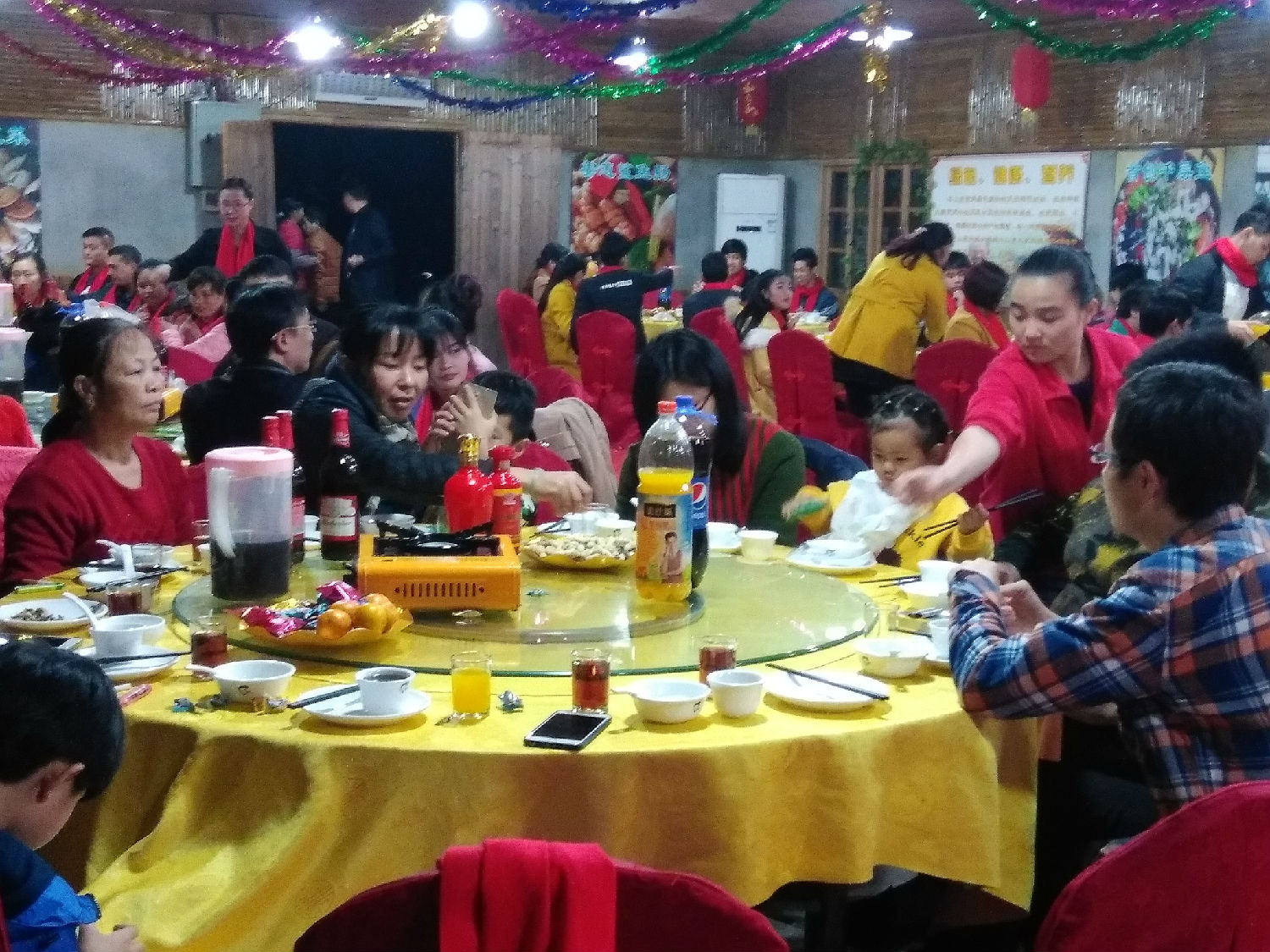 雄緯紡織團年宴其樂融融的景象 雄緯紡織團年宴其樂融融的景象