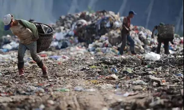 撿垃圾成了中國(guó)人很大一部分人的生活來(lái)源之一 撿垃圾成了中國(guó)人很大一部分人的生活來(lái)源之一