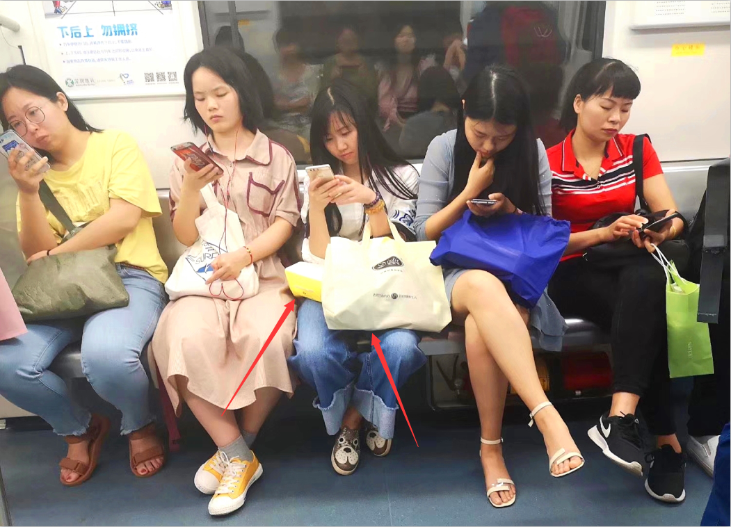 拿著無紡布袋的女生